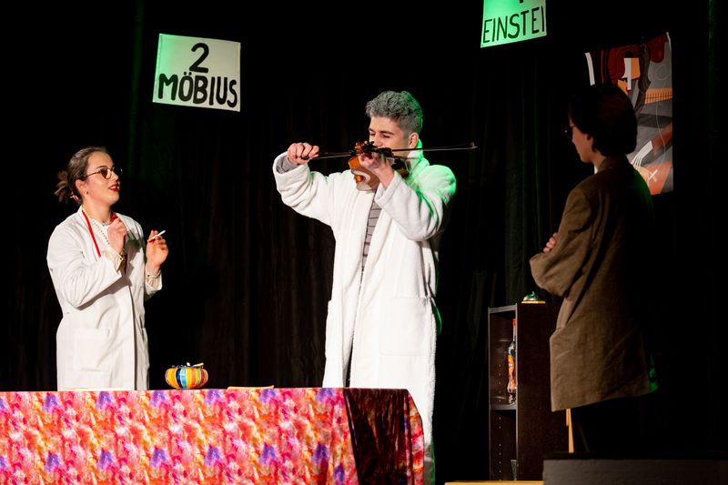„Die Physiker“ – eine groteske und witzige Theateraufführung des Oberstufentheaters