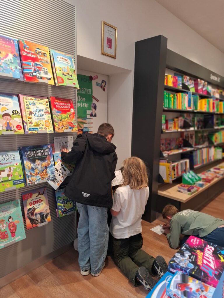 Der Kind vor einer Bücherwand in der Bücherei